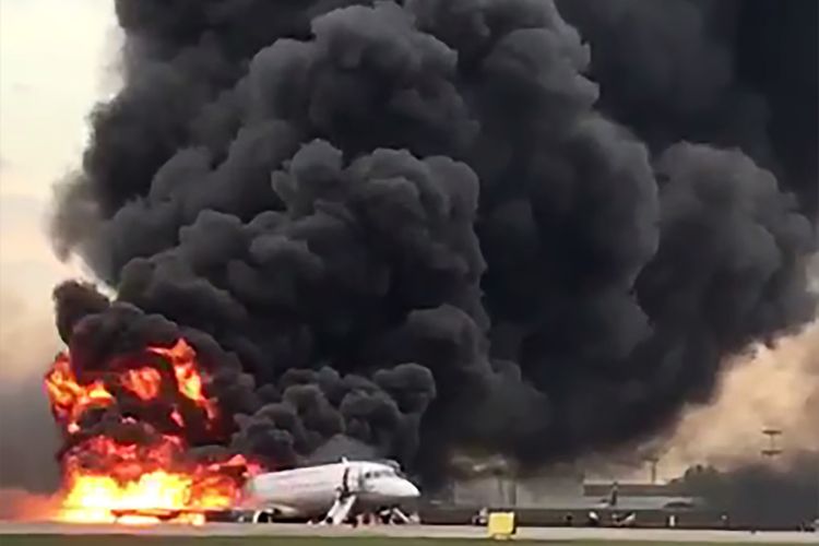 Potongan video dari akun Instagram Gunkevitch memperlihatkan pesawat Sukhoi Superjet 100 milik Aeroflot terbakar tak lama setelah mendarat darurat di Bandara Sheremetyevo, Moskwa, Rusia, Minggu (5/5/2019). Insiden mengakibatkan 41 orang tewas, termasuk 2 anak dan seorang awak kabin.