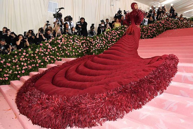 Cardi B berpose saat hadir pada gelaran Met Gala 2019 di Metropolitan Museum of Art New York, Senin (6/5/2019) waktu setempat. Sederet busana mewah hingga unik dikenakan para selebriti yang hadir pada acara penggalangan dana tahunan terbesar di dunia mode ini.