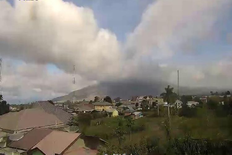 Gunung Sinabung menyemburkan material vulkanik saat erupsi, di Karo, Sumatera Utara, Selasa (7/5/2019). Gunung Sinabung berstatus Awas (level IV) kembali erupsi dengan tinggi kolom abu vulkanik mencapai 2.000 meter.