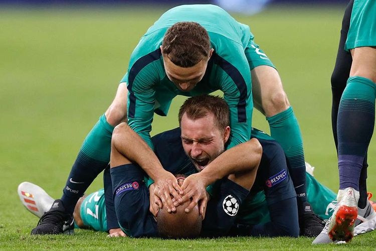 Para pemain Tottenham melakukan selebrasi kemenangan usai leg kedua semifinal Liga Champions 2019 melawan Ajax di Johan Cruyff Arena, Amsterdam, Rabu (8/5/2019) atau Kamis dini hari WIB. Duel berakhir dengan skor 3-2 untuk kemenangan Tottenham, membuat The Spurs lolos ke final dengan agresivitas gol tandang dan akan menantang Liverpool.