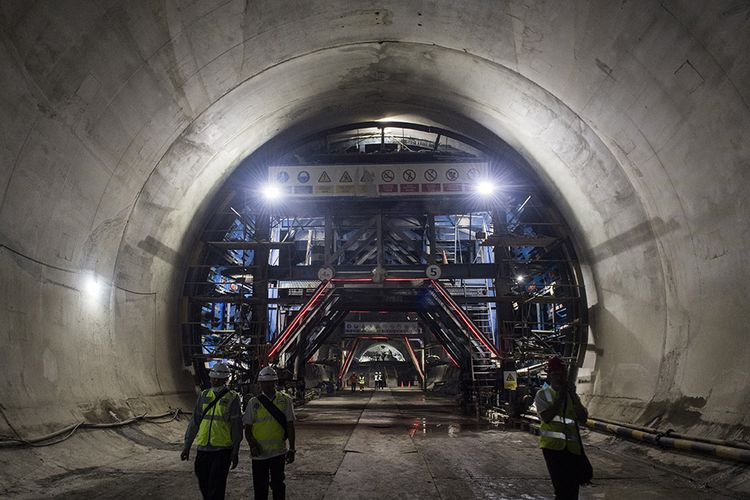 Pekerja melintas di dalam Tunnel Walini saat pengerjaan proyek Kereta Cepat Jakarta-Bandung di Kabupaten Bandung Barat, Jawa Barat, Selasa (14/5/2019). Pembangunan Proyek Kereta Cepat Jakarta - Bandung (KCJB) mencapai babak baru setelah Tunnel Walini di Jawa Barat berhasil ditembus yang pengerjaannya dilaksanakan selama 15 bulan, dengan panjang 608 meter menjadi tunnel pertama dari 13 tunnel KCJB lainnya yang berhasil ditembus.