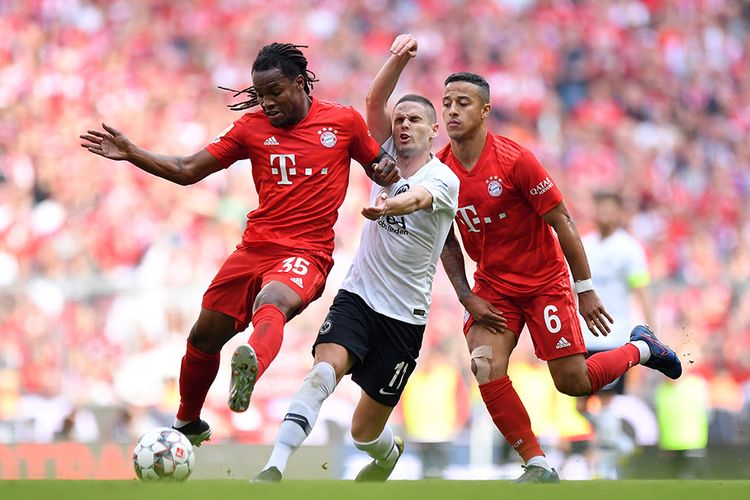 Mijat Gacinovic dari Eintracht Frankfurt beradu dengan Renato Sanches dan Thiago Alcantara dari Bayern Muenchen pada pertandingan Bundesliga di Allianz Arena, Jerman, Sabtu (18/5/2019). Bayern Muenchen berhasil memastikan gelar juara Bundesliga musim 2018-2019 setelah pada pekan terakhir atau ke-34 mengalahkan Eintracht Frankfurt dengan skor 5-1.