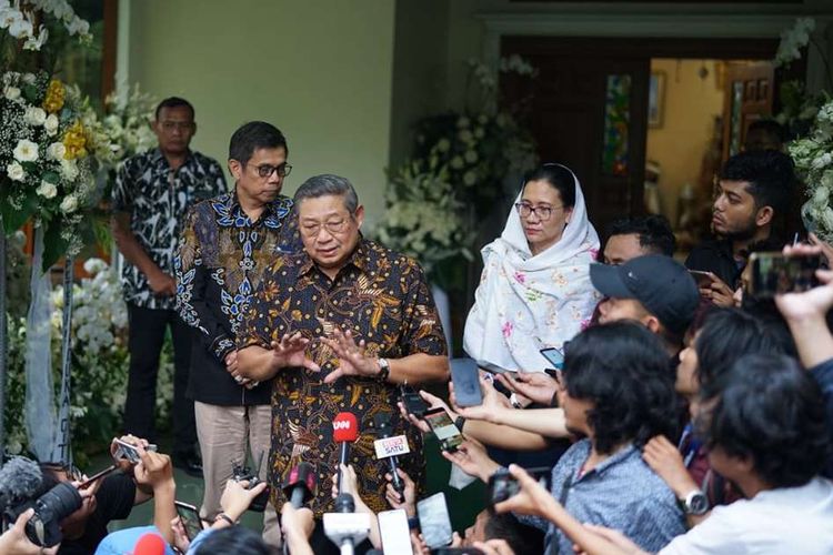 Presiden ke-6 RI Susilo Bambang Yudhoyono memberikan keterangan pers setelah menerima calon presiden nomor urut 02 Prabowo Subianto, Senin (3/6/2019), di Puri Cikeas, Jawa Barat. Prabowo Subianto menyampaikan belasungkawa atas wafatnya Kristiani Herrawati atau Ani Yudhoyono kepada  Presiden ke-6 RI Susilo Bambang Yudhoyono .