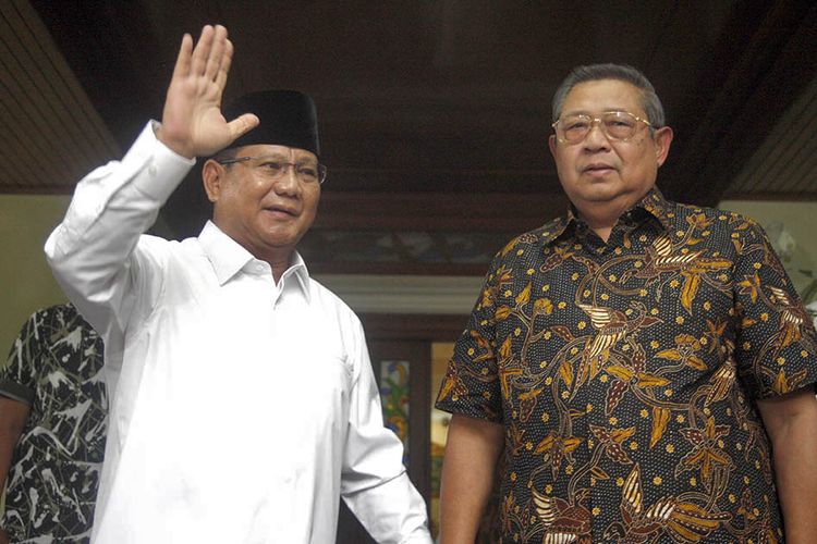 Ketua Umum Partai Gerindra Prabowo Subianto (kiri) bertemu Presiden ke-6 RI Susilo Bambang Yudhoyono  (kanan) saat melayat di rumah duka, Cikeas, Bogor, Jawa Barat, Senin (3/6/2019). Prabowo Subianto menyampaikan belasungkawa atas wafatnya Kristiani Herrawati atau Ani Yudhoyono kepada  Presiden ke-6 RI Susilo Bambang Yudhoyono .