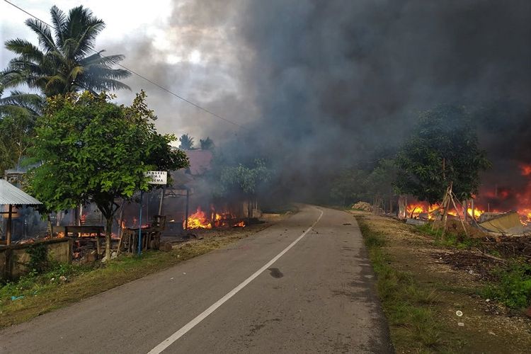 Kepulan asap hitam dari puluhan rumah yang dibakar di Desa Gunung Jaya usai terjadi keributan antar pemuda di perbatasan antara Desa Gunung Jaya  dan Desa Sampuabalo, Buton, Sulawesi Tenggara, Rabu (5/6/2019). Sebanyak 87 unit rumah dibakar setelah keributan antar pemuda dari dua desa berbeda di wilayah tersebut pada hari Rabu 5 Juni 2019 sekitar pukul 14.30 Wita, dan akibat  kejadian tersebut ratusan warga terpaksa mengungsi di Desa Laburunci, Buton.
