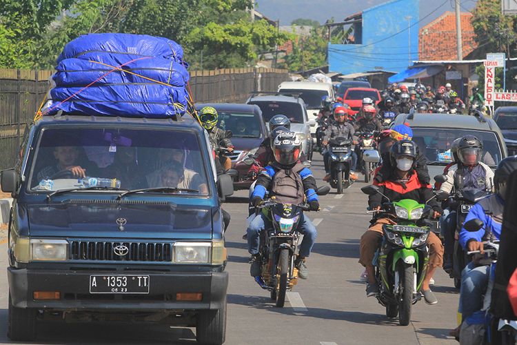 Suasana kepadatan di jalur Pantura Palimanan, saat kendaraan pemudik melintas di Cirebon, Jawa Barat, Minggu (9/6/2019). H+4 Lebaran yang jatuh pada Minggu (9/6) merupakan puncak arus balik jalur Pantura yang didominasi kendaraan sepeda motor.