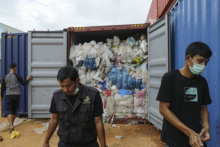 Petugas dari bea cukai memeriksa sejumlah kontainer berisi sampah yang dikirim dari luar negeri, di Pelabuhan Batu Ampar, Batam, Sabtu (15/6/2019). Indonesia dilaporkan sudah mengirim lima kontainer sampah ke negara asal, Amerika Serikat, yang menurut dokumen bea cukai, kontainer itu seharusnya hanya mengangkut skrap kertas namun di dalamnya ditemukan sampah seperti botol plastik hingga popok.