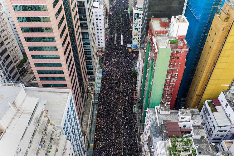 Ribuan peserta unjuk rasa memenuhi jalanan Hong Kong dalam aksi menentang UU Ekstradisi, Minggu (16/6/2019). Aksi protes itu dimulai ketika Hong Kong, bekas koloni Inggris yang kembali kepada China berdasarkan satu negara, dua sistem pada 1997, memperkenalkan UU Ekstradisi.