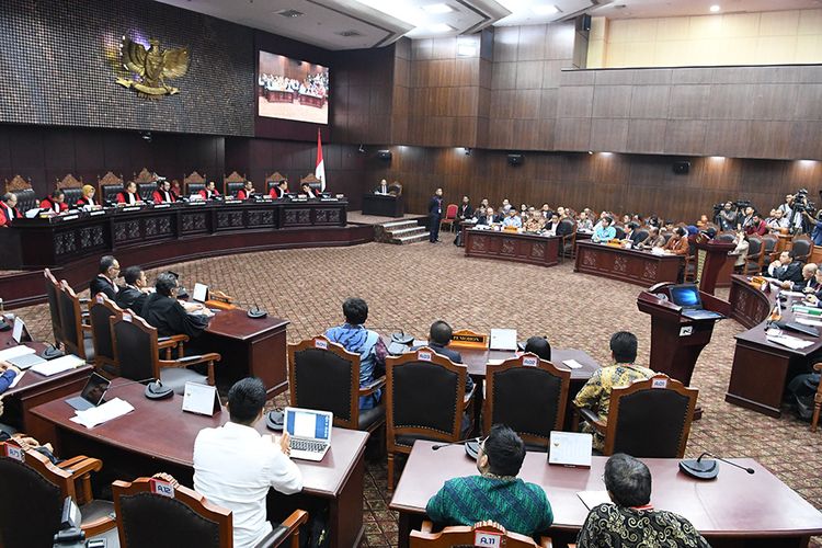 Suasana sidang lanjutan Perselisihan Hasil Pemilihan Umum (PHPU) Pilpres 2019 di Gedung Mahkamah Konstitusi, Jakarta, Selasa (18/6/2019). Sidang tersebut beragendakan mendengarkan jawaban termohon, pihak terkait dan Bawaslu.