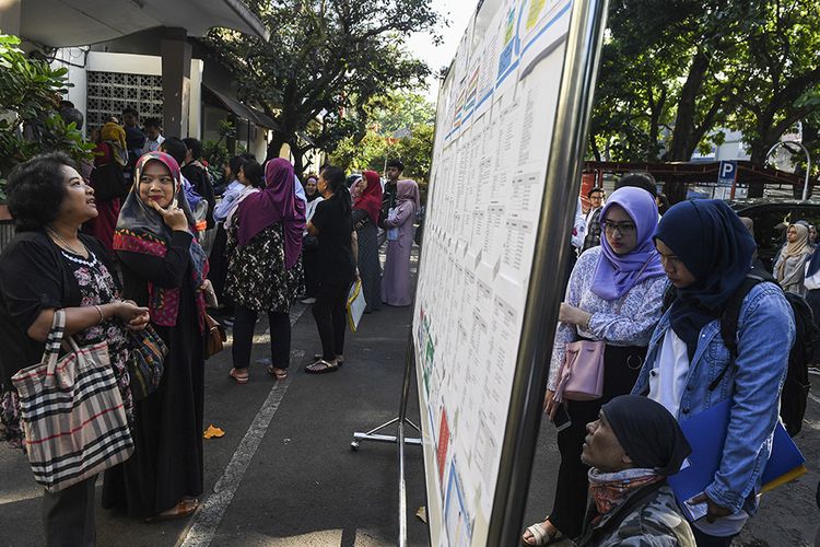 Orangtua dan calon siswa mengantre sebelum pendaftaran Penerimaan Peserta Didik Baru (PPDB) 2019 tingkat SMA-SMK di SMAN 2 Bandung, Jawa Barat, Senin (17/6/2019). Kuota Penerimaan Peserta Didik Baru (PPDB) SMA Jawa Barat periode 2019/2020 sebanyak 281.950 kursi dan pendaftarannya dimulai serentak 17 Juni hingga 22 Juni 2019.