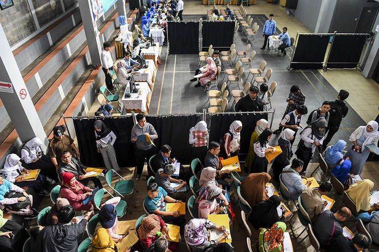 Orangtua dan calon siswa mengantre penyerahan dan pemeriksaan berkas pendaftaran Penerimaan Peserta Didik Baru (PPDB) 2019 tingkat SMA-SMK di SMAN 2 Bandung, Jawa Barat, Senin (17/6/2019). Kuota Penerimaan Peserta Didik Baru (PPDB) SMA Jawa Barat periode 2019/2020 sebanyak 281.950 kursi dan pendaftarannya dimulai serentak 17 Juni hingga 22 Juni 2019.