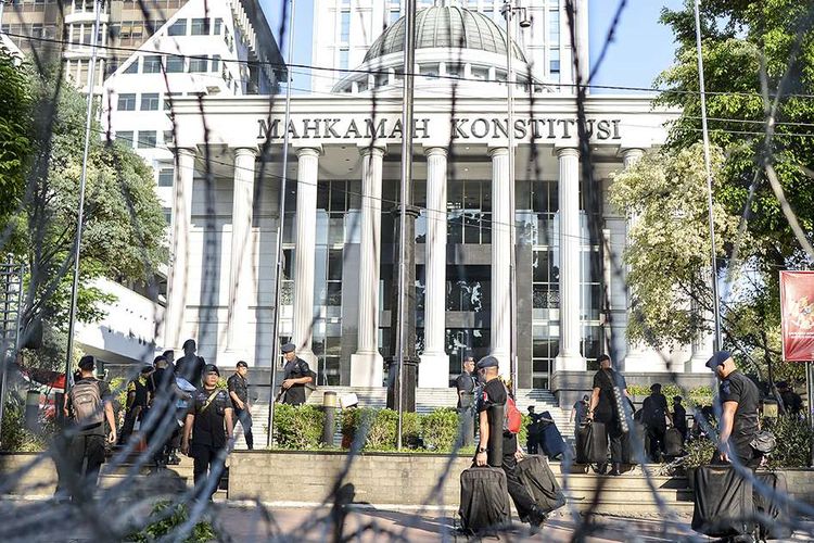 Personel Brimob Polri bersiap melakukan pengamanan di sekitar Gedung Mahkamah Konstitusi (MK), Jakarta, Selasa (18/6/2019). Pengamanan dilakukan menjelang dan saat sidang lanjutan Perselisihan Hasil Pemilihan Umum (PHPU) Pilpres 2019 digelar di MK.