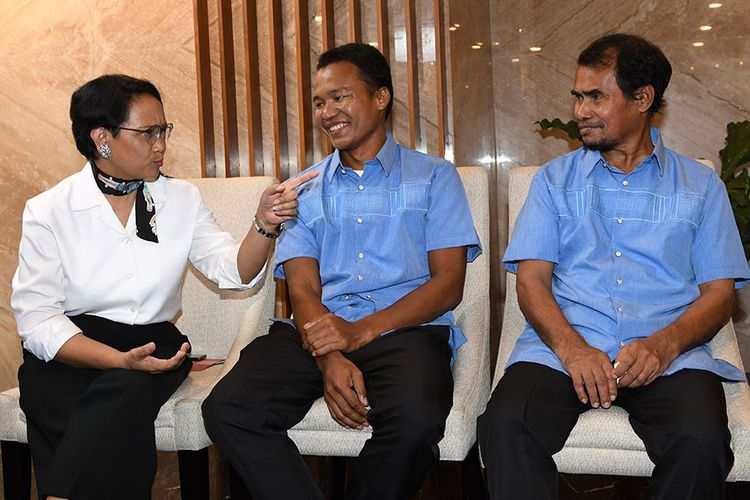 Menteri Luar Negeri Retno Marsudi (kiri) berbincang dengan dua WNI yang sebelumnya menjadi sandera kelompok gerilyawan Filipina Abu Sayyaf, Maharudin (kanan) dan Samiun (tengah) usai acara serah terima ke pihak keluarga di Kantor Kementerian Luar Negeri, Jakarta, Kamis (26/12/2019). Pemerintah Indonesia bekerja sama dengan pemerintah Filipina berhasil membebaskan dua WNI yang telah disandera selama 90 hari pada 22 Desember 2019. Saat ini masih ada satu sandera, Muhammad Farhan, yang sedang diupayakan pembebasannya.