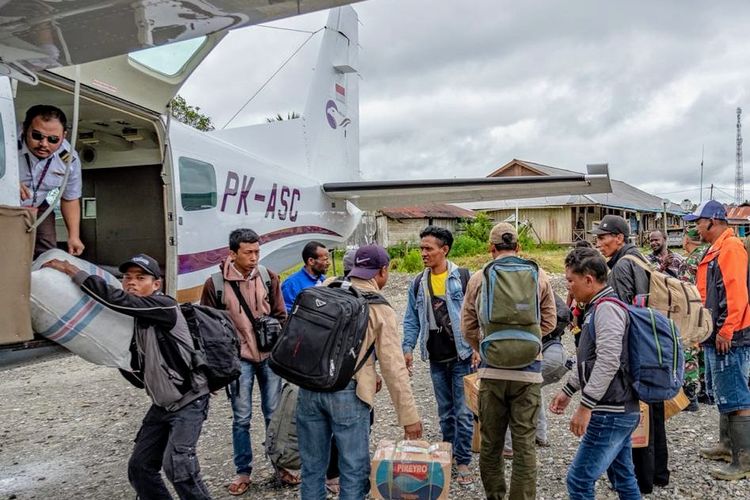 Sejumlah penumpang yang tiba di Bandara Kenyam dengan menggunakan pesawat jenis Caravan. 