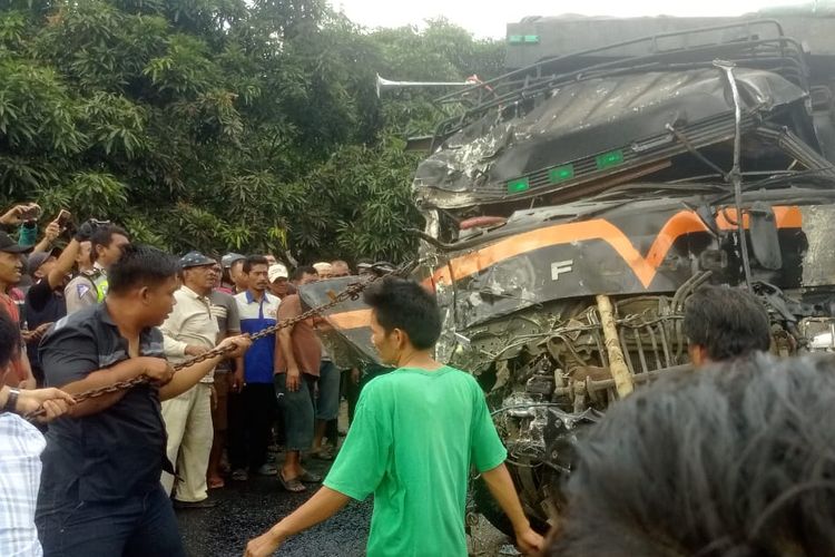 Kecelakaan beruntun terjadi di Jalan Palembang-Jambi Km 65, Desa Meranjat Kelurahan Rimba Asam Kecamatan, Betung Kabupaten Banyuasin, Sumatera Selatan,  hingga menyebabkan satu orang pengemudi tewas, Jumat (15/3/2019).
