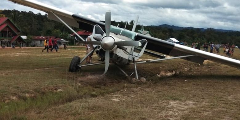 Pesawat Susi Air yang memiliki nomor penerbangan PK VVP yang melayani ke wilayah perbatasan tergelincir di Bandara Long Layu, Kecamatan Krayan Selatan, Kabupaten Nunukan, Kalimantan Utara, akibat diterpa angin kencang, Jumat (28/12/2018). 