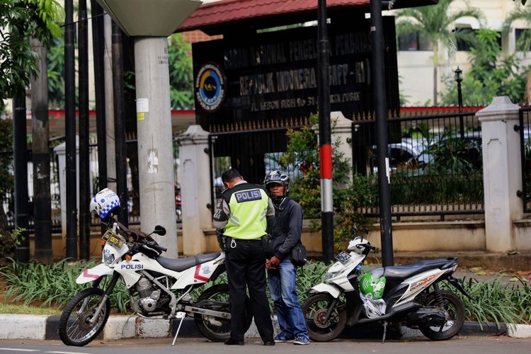 Polisi merazia pengendara sepeda motor yang melintasi trotoar di Jalan Kebon Sirih, Jakarta Pusat, Senin (17/7/2017). Pengendara sering memanfaatkan trotoar untuk memotong jalan agar bisa lebih cepat ketimbang melewati jalan raya.
