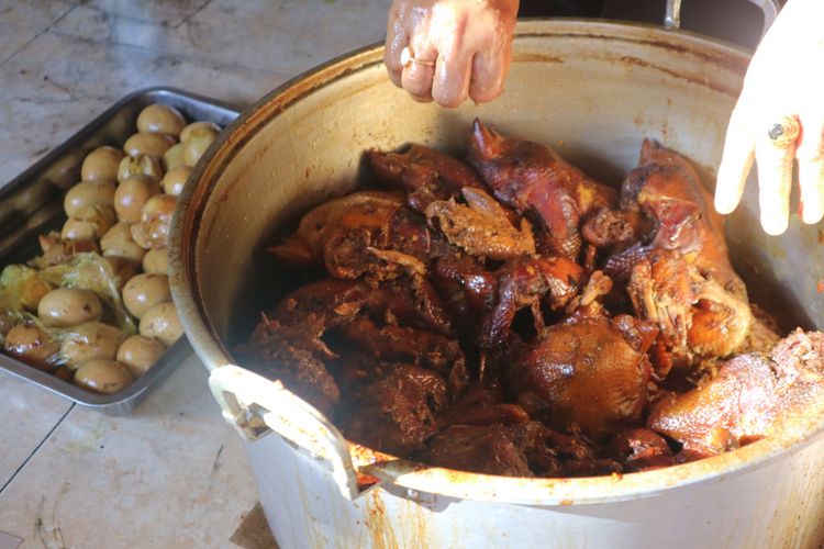 Ayam betutu buatan Pak Sanur di Ubud, Bali. 