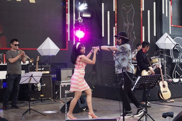 Grup band Mocca dan vokalis Burgerkill Vicky tampil bersama di panggung Slim Refine Stage, Soundrenaline 2018 yang digelar di Garuda Wisnu Kencana (GWK), Badung, Bali, Sabtu (8/9/2018).