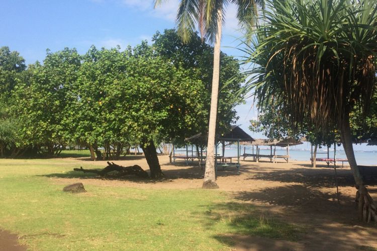 Taman milik masyarakat lokal di bibir Pantai Lancok, Desa Lancok, Kecamatan Syamtalira Bayu, Aceh Utara