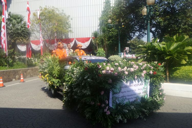 Pasukan oranye dari Jakarta Pusat ikut arak-arakan piala adipura ke Balai Kota DKI Jakarta, Kamis (3/8/2017). 