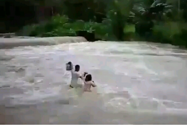 Murid-murid SD di Kabupaten Sinjai menantang maut menyeberangi sungai ke sekolah. 