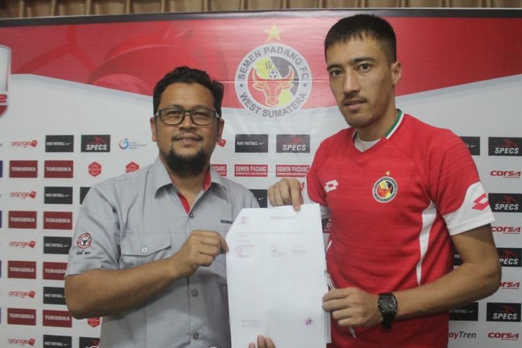 Manajer Semen Padang Win Bernardino bersama pemain asing Pulatov