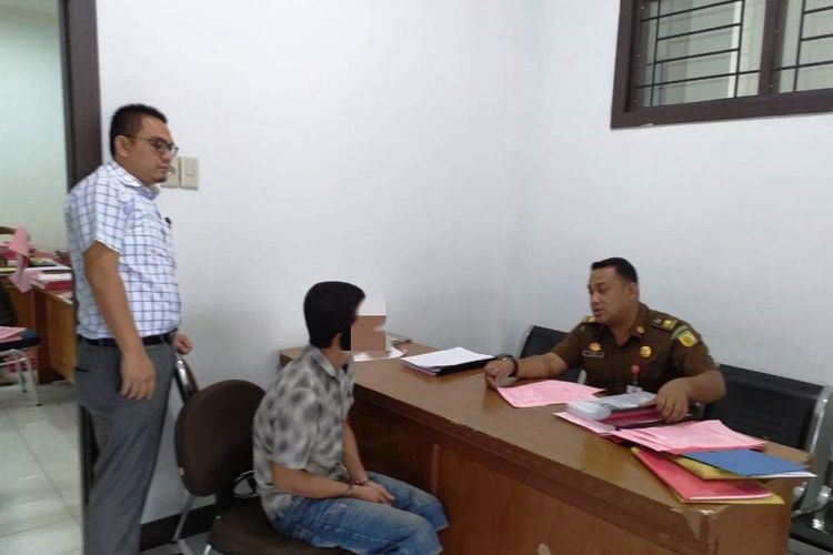Polisi menyerahkan Zul, tersangka dalam kasus penyebaran foto bugil mantan pacarnya berinisial M, ke Kejaksaan Negeri Lhoksukon, Kabupaten Aceh Utara, Aceh, Rabu (29/5/2019) malam.