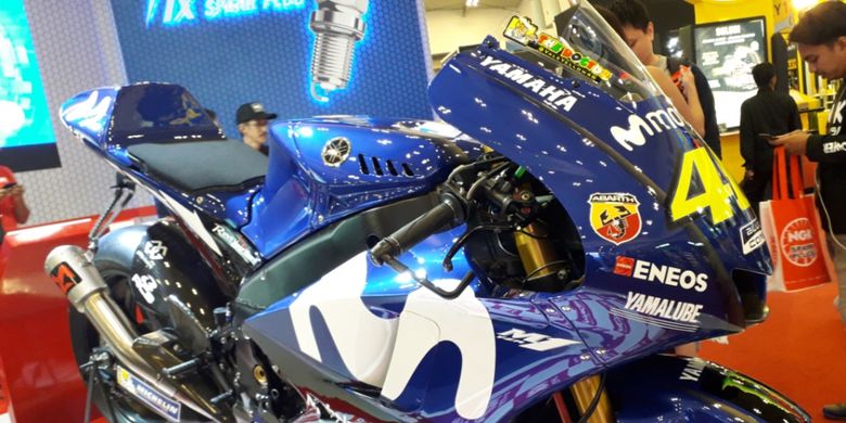 Sepeda motor balap Yamaha YZR-M1 yang dipakai pebalap Movistar Yamaha Valentino Rossi dipamerkan selama GIIAS 2018.