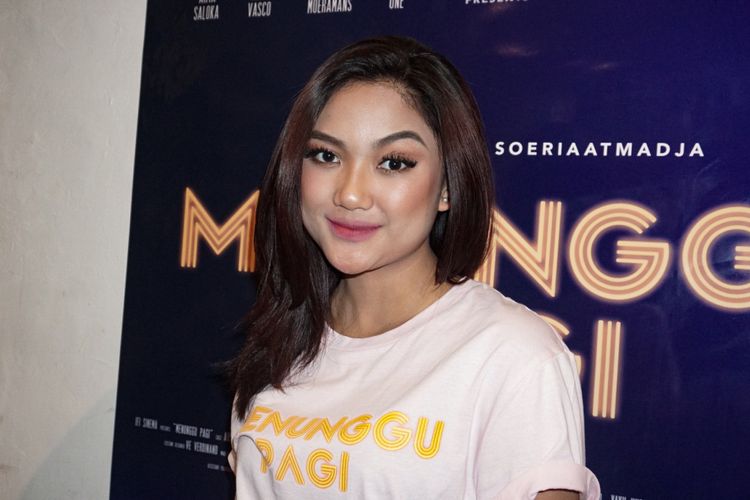 Penyanyi Marion Jola dalam jumpa pers peluncuran poster dan trailer film Menunggu Pagi di Qubicle Senopati, Kebayoran Baru, Jakarta Selatan, Selasa (14/8/2018).