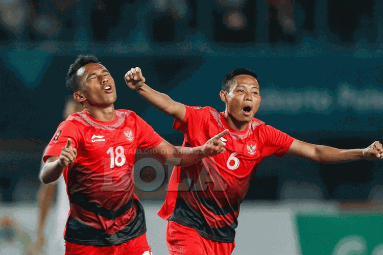 Irfan Jaya dan Evan Dimas merayakan gol Timnas U-23 Indonesia ke gawang Hong Kong pada pertandingan di Stadion Patriot, 20 Agustus 2018.