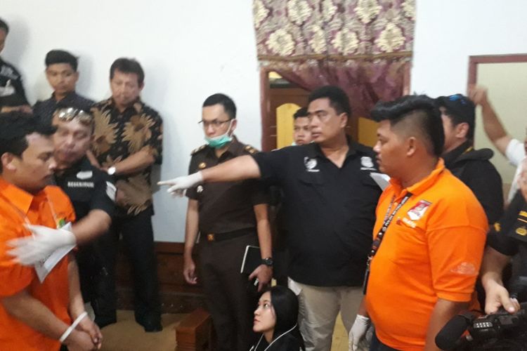 Haris Simamora, tersangka pelaku pembunuhan satu keluarga di Bekasi, saat melakukan adegan rekonstruksi di Jalan Bojong Nangka II, Kelurahan Jatirahayu, kecamatan Pondok Melati, Kota Bekasi, Rabu (21/11/2018).