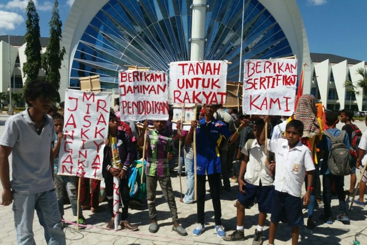 Warga dan pelajar eks Timor Timur menggelar aksi di halaman kantor Gubernur NTT