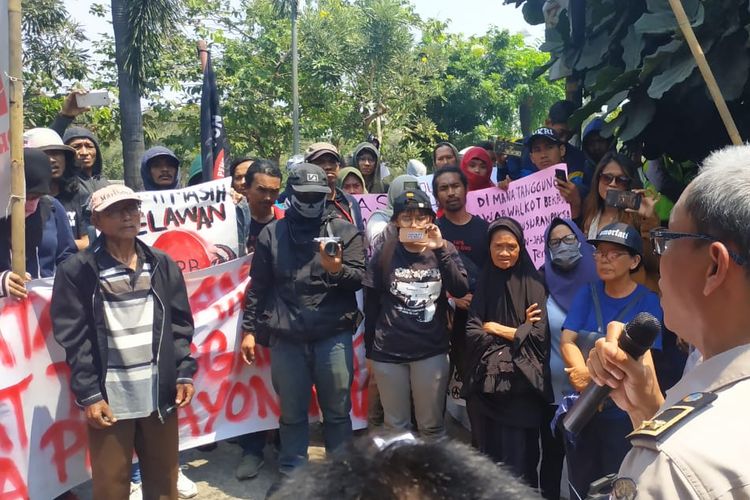 Warga korban penggusuran di Pekayon dan Jakasetia berunjuk rasa menuntut hak atas tanah di Kantor BPN Kota Bekasi, Senin (19/8/2019).