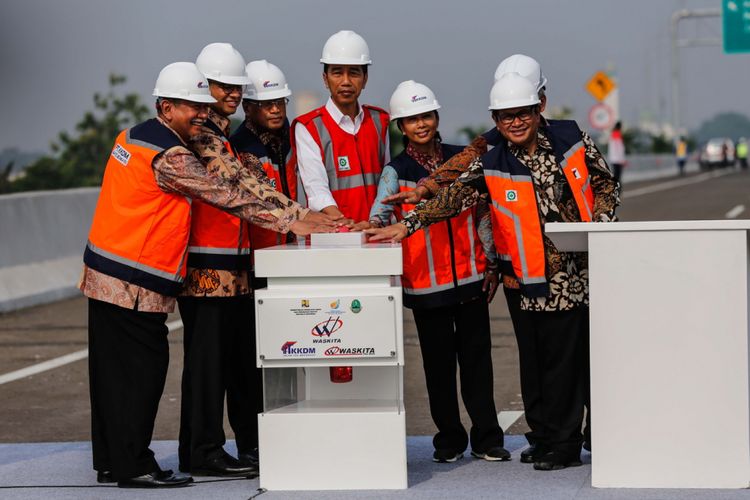 Presiden Joko Widodo (rompi merah) bersama sejumlah pejabat lain, saat meresmikan ruas jalan Tol Bekasi-Cawang-Kampung Melayu (Becakayu) di kawasan Jakasampurna, Bekasi, Jawa Barat, Jumat (3/11/2017). Presiden Joko Widodo meresmikan ruas jalan tol yakni Seksi 1B dan 1C sepanjang 8,26 kilometer yang terbentang dari Cipinang Melayu-Pangkalan Jati-Jakasampurna.