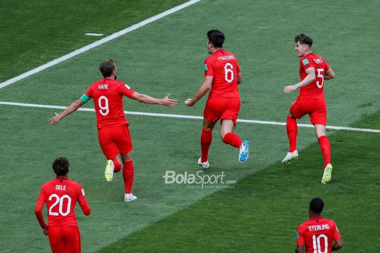 Para pemain Inggris merayakan gol Harry Maguire ke gawang Swedia pada pertandingan babak 8 besar atau perempat final Piala Dunia 2018 di Samara, 7 Juli 2018.