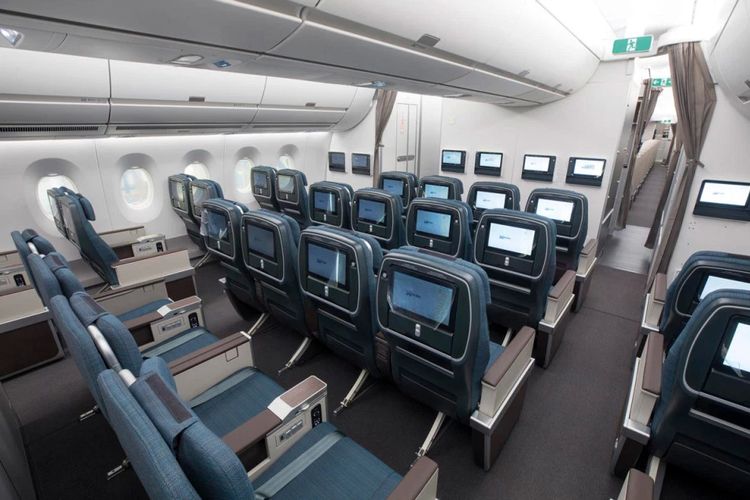 Kabin maskapai Cathay Pacific dengan perangkat IFE.