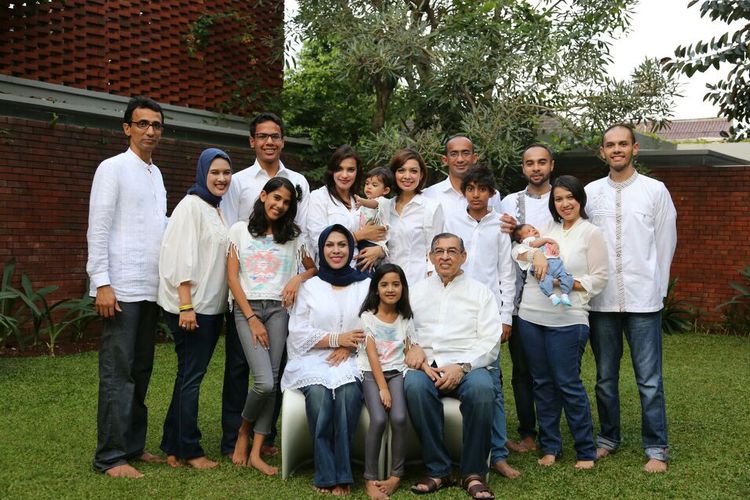 Keluarga Quraish Shihab (duduk,kanan), termasuk Najwa Shihab (tengah, berdiri, nomor enam dari kanan).
