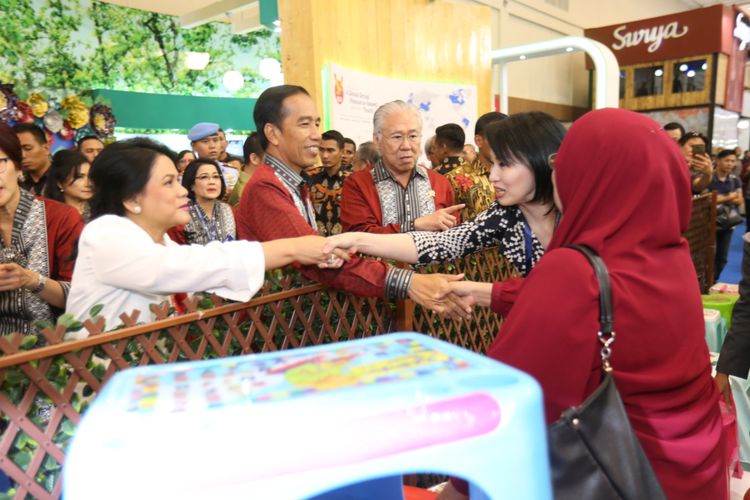 Presiden Joko Widodo (tengah) bersama istrinya Iriana Widodo (kiri) dan Menteri Perdagangan (Mendag) Enggartiasto Lukita (kanan)  meninjau acara Trade Expo Indonesia (TEI) 2017 di Indonesia Convention Exhibition (ICE), Serpong, Tangerang, Banten,  Rabu  (11/10/1017). TEI merupakan pameran dagang terbesar di Indonesia yang akan berlangsung selama lima hari hingga 15 Oktober mendatang.