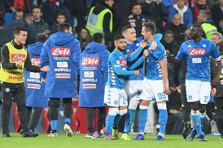 Para pemain Napoli merayakan gol Arek Milik pada pengujung laga Serie A Liga Italia melawan Cagliari di Sardegna Arena, Minggu (16/12/2018). 