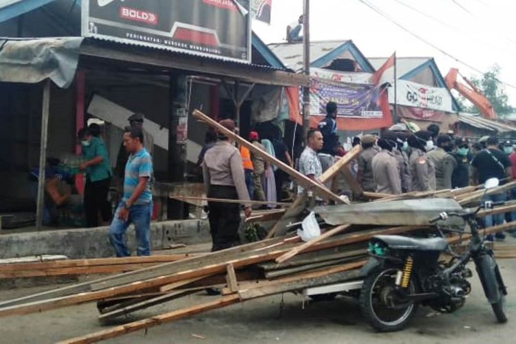 Manajemen PT Kereta Api Indonesia (PT KAI) bersama polisi dan satuan polisi pamong praja, membongkar 103 bangunan di Pasar Geudong, Kecamatan Samudera, Kabupaten Aceh Utara, Selasa (30/1/2019). 
