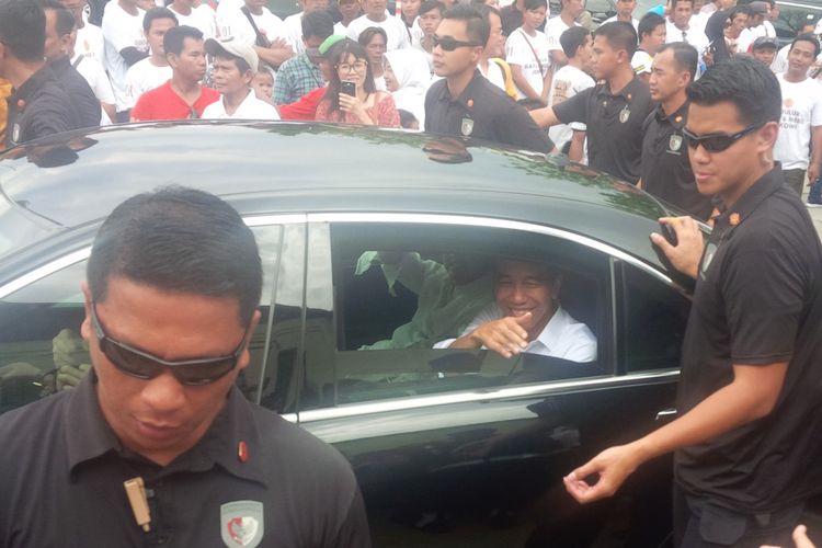 Calon presiden nomor urut 01, Jokowi menyapa para relawan sedulur kayu dan mebel di De Tjolomadoe, Karanganyar, Jawa Tengah, Minggu (3/2/2019).