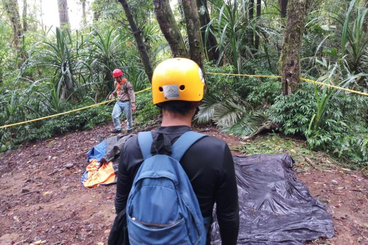 Relawan Sumedang Mandiri Rescue di lokasi tenda tiga pendaki tewas di Gunung Tampomas, Sumedang, Jawa Barat.