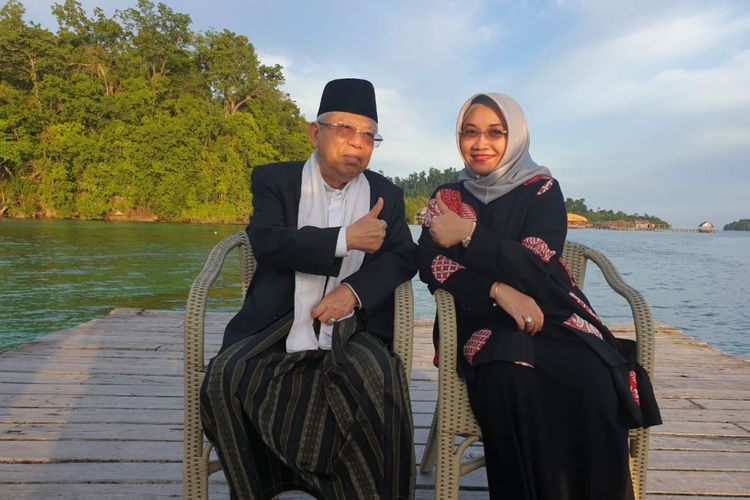 Calon wakil presiden nomor urut 1 Maruf Amin saat berfoto dengan istrinya Estu Handayani di Raja Ampat, Papua Barat, Kamis (22/11/2018).