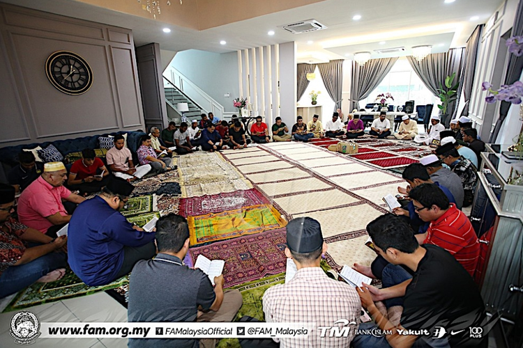 Para pemain timnas Malaysia mengadakan pengajian dan salat berjamaah di rumah Presiden Federasi Sepak Bola Malaysia (FAM) Datuk Hamidin Mohd. Amin, di Kuala Lumpur, Senin (2/9/2019).