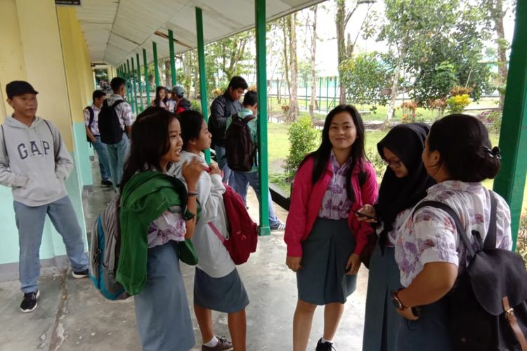 Pelajar SMAN 1 Timika saat berkumpul di koridor sekolah setelah tidak adanya aktivitas belajar mengajar,  Rabu (17/10/2018)