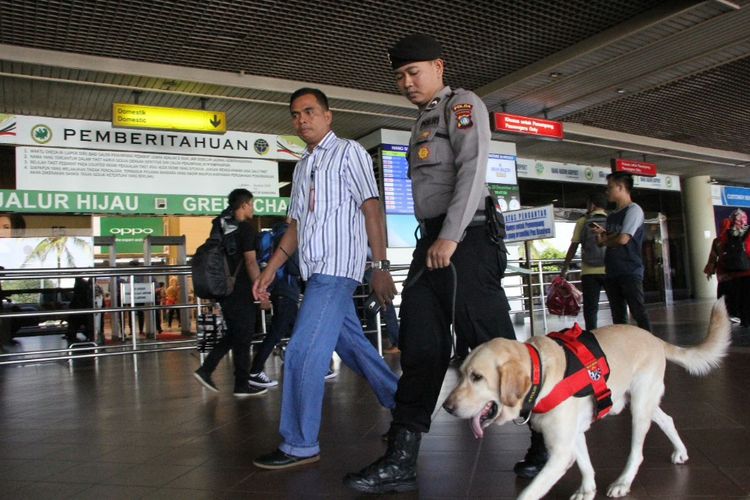 Salah satu anjing pengendus Polda Kepri melakukan patroli di sekeliling Bandara Hang Nadim Batam