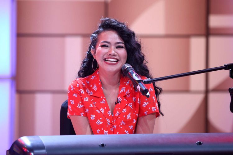 Penyanyi Yura Yunita tampil di acara Selebrasi (Selebritas Beraksi) di Studio Kompas TV, Jakarta, Selasa (24/4/2018). Yura Yunita, Penyanyi Wanita Terbaik dan Pencipta Lagu Terbaik versi AMI Awards 2017, mengenalkan singel terbarunya, yang berjudul Harus Bahagia.