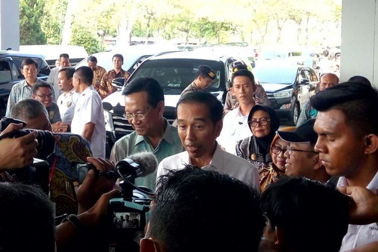Presiden Joko Widodo saat menemui wartawan usai menghadiri acara pembagian sertifikat tanah rakyat, di Jogja Expo Center (JEC), Jumat (28/09/2018)