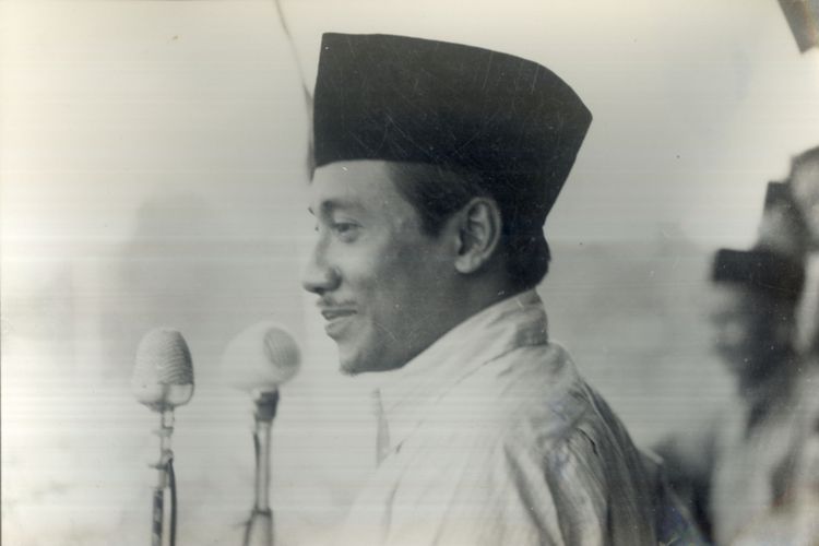 Bung Tomo berpidato Pada Rapat Umum B.P.R.I di Surabaya, Pada Tgl 20 Mei 1950
